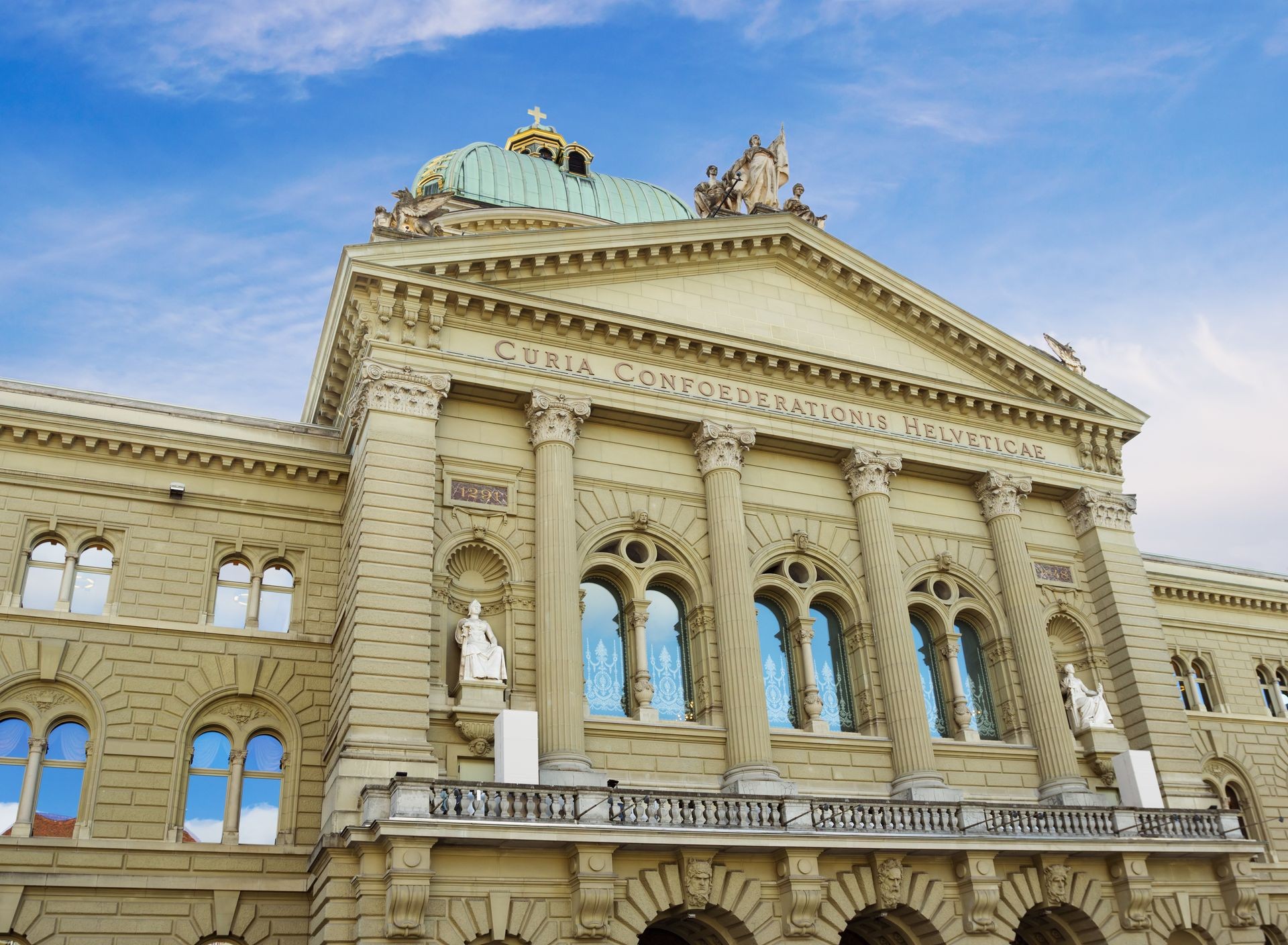 Edificio del Parlamento a Berna con cielo sereno come sfondo